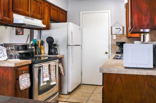 a kitchen with a refrigerator and a stove top oven at Congeniality and Comfort. All the essentials with class, 2 nights? 2 weeks? Stay, relax, work, or go out for fun. in Arlington
