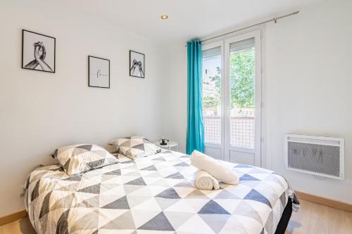 - une chambre avec un lit et une couverture en damier dans l'établissement MICHELET: T2 avec parking à 10 min des Plages, à Marseille