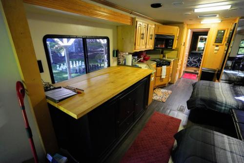 TV a/nebo společenská místnost v ubytování 3E *Glamping at Treasure Lake*