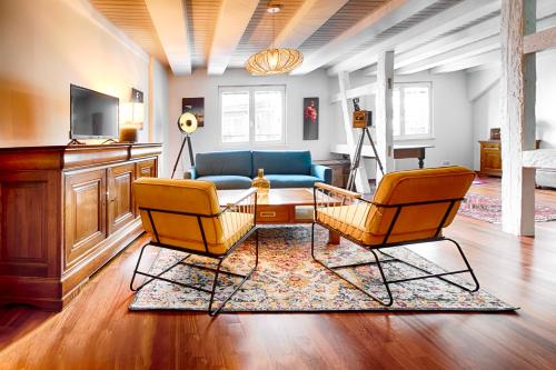 un salon avec deux chaises et un canapé dans l'établissement L'Atelier du Photographe - Free Parking - Hypercentre, à Colmar