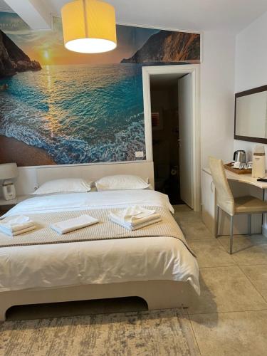 um quarto com uma cama com um quadro na parede em Casa Flandria em Sinaia