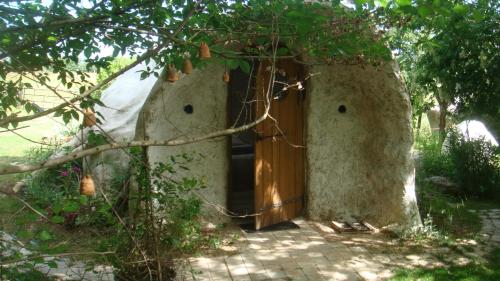 - une entrée pour une petite maison avec une porte en bois dans l'établissement Kerterre des Gallerands, à Bessais-le-Fromental