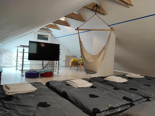 a room with two beds and a hammock at Mazury całoroczny dom do wynajęcia nad jeziorem in Pasym