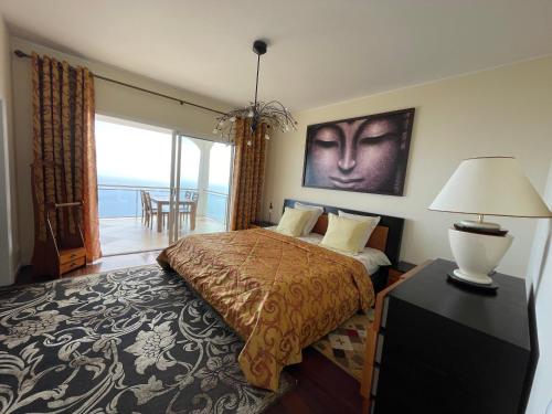 - une chambre avec un lit et une table avec une lampe dans l'établissement Villa Isabela - Car Rental for Free, à Caniço