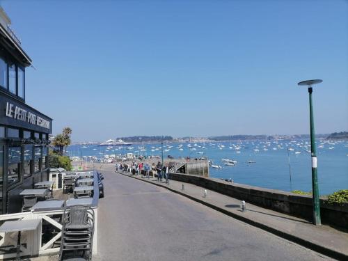 uma rua com vista para o oceano e uma praia em Appartement bord de mer em Dinard