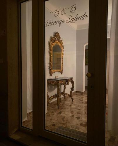 a mirror and a table in a room at B&B Vacanze Salento in Torre San Giovanni Ugento