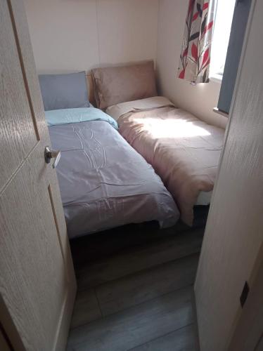 Ένα ή περισσότερα κρεβάτια σε δωμάτιο στο Caledonian Caravan