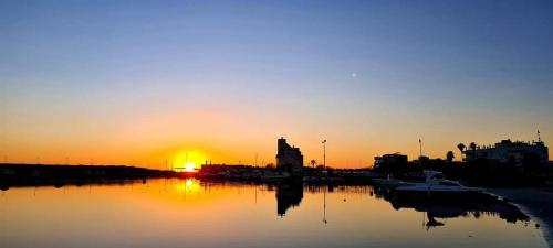a sunset over a body of water with the sun setting at B&B Vacanze Salento in Torre San Giovanni Ugento