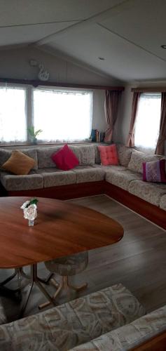Χώρος καθιστικού στο Caledonian Caravan