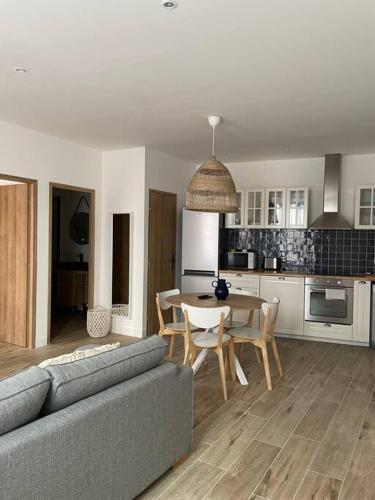 un salon avec un canapé et une table dans l'établissement Cassis centre, superbe appartement neuf, 50m port., à Cassis