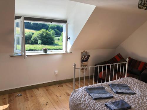a bedroom with a bed and a window at La Dernière Étape in Port-Launay