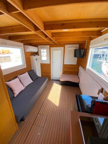a living room with a couch in a tiny house at House boat R al Poetto 2 pax piu' 1 in Poetto