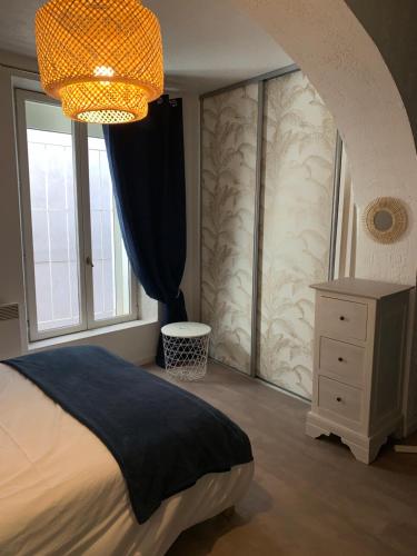 een slaapkamer met een groot bed en een raam bij Appartement douillet Lorgues in Lorgues