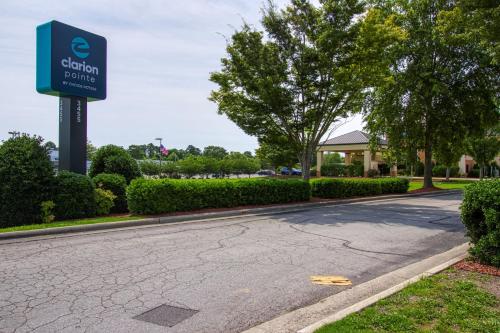 Taman di luar Clarion Pointe New Bern