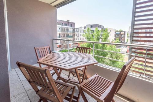 a table and chairs on a balcony with a view at La loge du Minotaure, parking et bureaux in Toulouse