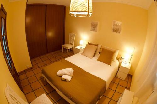 Postel nebo postele na pokoji v ubytování Apartamento tranquilo e ideal para parejas, con bonitas vistas de Toledo y fantàstica ubicación