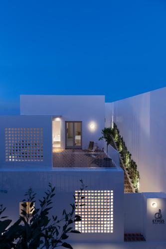 uma vista para uma casa à noite em Ethos Vegan Suites Fira, Santorini em Fira
