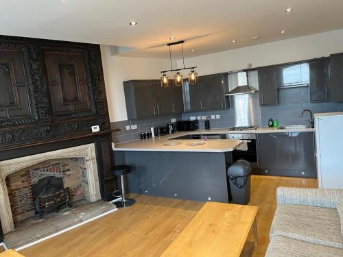 uma sala de estar com lareira numa cozinha em Entire Two Bedrooms Flat with Nice View H2 em Great Yarmouth