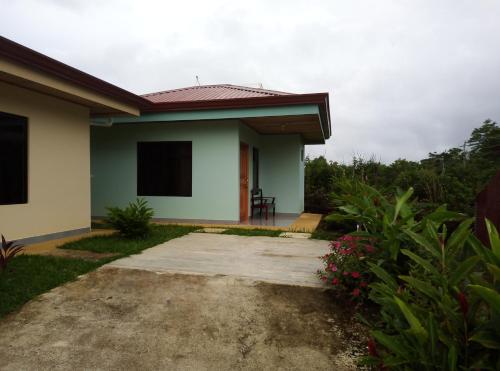 a small house with a pathway leading to it at Cabinas El Pilón Río Celeste in San Rafael