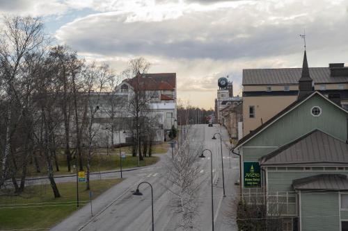 eine leere Straße in einer Stadt mit einem Uhrturm in der Unterkunft The Sunset - Top Floor Studio apartment in Pietarsaari