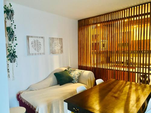 Corazón De Córdoba, la mejor ubicación في قرطبة: غرفة معيشة مع أريكة وطاولة خشبية