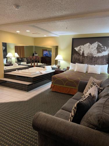 une chambre d'hôtel avec un lit et un canapé dans l'établissement Super 8 by Wyndham Trinidad, à Trinidad