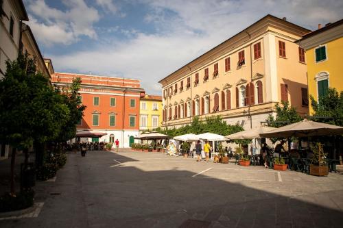 a street with buildings and umbrellas in a city at IL NIDO DI CHLOE cod. citra 011027-LT-0239 in Sarzana