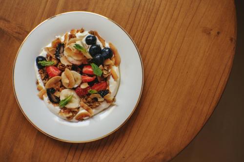 um prato branco de comida numa mesa de madeira em Hostal Mar y Sal em San Jose de sa Talaia