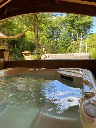 a bath tub filled with water in a yard at Villa piscine chauffée & spa sur le Bassin d Arcachon - proche plage et océan in Lanton