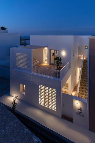 Uma varanda ou terraço em Ethos Vegan Suites Fira, Santorini