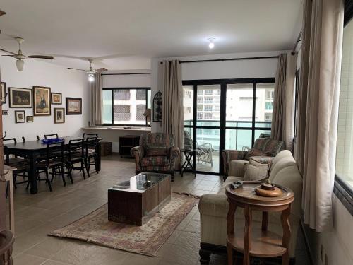 Amplo apt. no Guarujá, à 50m da Praia, com 2 vaga Menor preço em Amplo apt. no Guarujá, à 50m da Praia, com 2 vaga