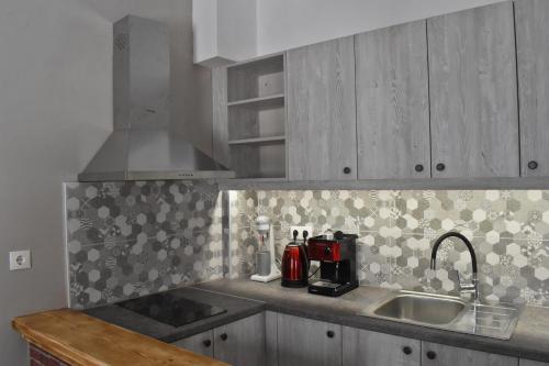 una cucina con lavandino e piano di lavoro di Voula's House a Città di Skiathos