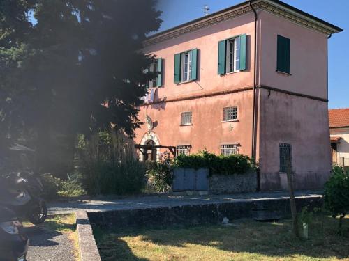 a building with a statue in front of it at IL NIDO DI CHLOE cod. citra 011027-LT-0239 in Sarzana