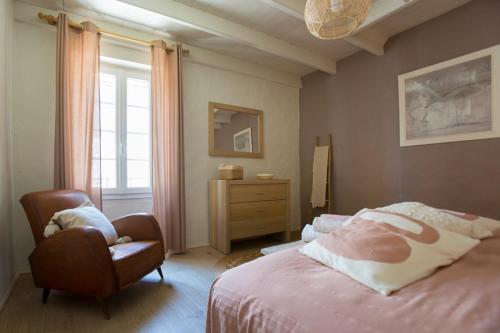 En eller flere senger på et rom på Maison du bois
