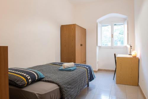 a small bedroom with a bed and a window at B.I.C. (bnb in centro) in Sassari