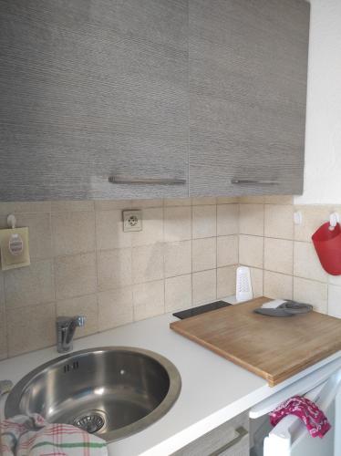 une cuisine avec un évier et un plan de travail dans l'établissement A l'abordage, appartement 2 pièces plage de Nauzan, à Vaux-sur-Mer