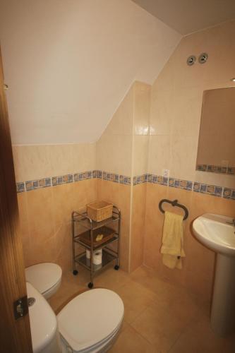 a bathroom with two toilets and a sink at Dúplex playa Torrenostra in Torreblanca