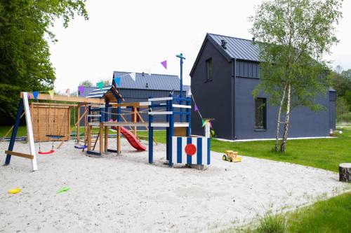 Ein Kinderspielbereich in der Unterkunft Dzika Plaża Stilo