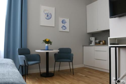małą kuchnię ze stołem i krzesłami w pokoju w obiekcie Apartament Żeromskiego 17 - Insel Apartamenty w Świnoujściu