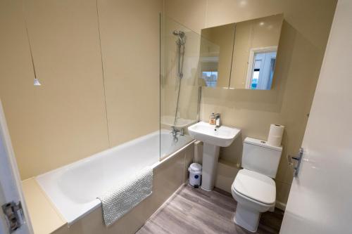 A bathroom at Entire Two Double Bedrooms Flat with River Yare View H6