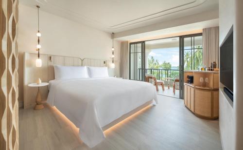 Postel nebo postele na pokoji v ubytování Centara Reserve Samui