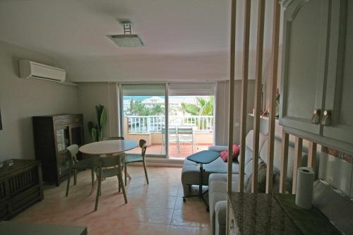 salon ze stołem i krzesłami oraz salon w obiekcie Dúplex playa Torrenostra w mieście Torreblanca