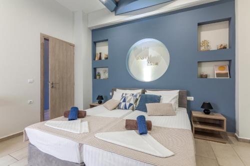 Katil atau katil-katil dalam bilik di Avra Suites in City center - 50m to Beach