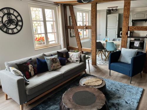 un salon avec un canapé et une table dans l'établissement Le Schdorky, à Colmar