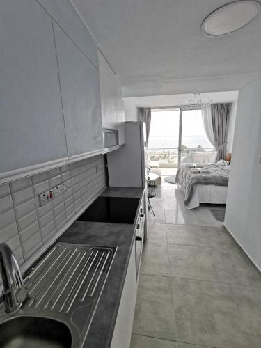 Η κουζίνα ή μικρή κουζίνα στο SEASKY Abelia, Studio with Sea View, Beach, Pools, Sauna, Bogaz Iskele North Cyprus