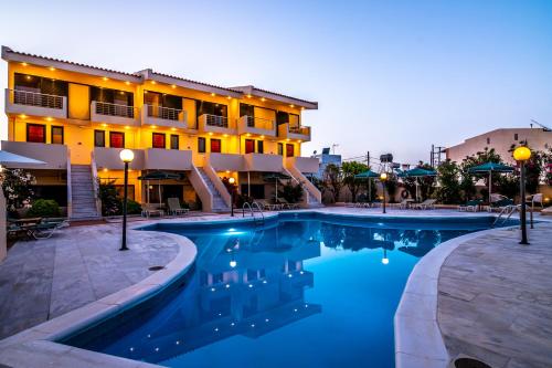hotel z basenem przed budynkiem w obiekcie Orestis Hotel Sea View Apartments w Stalós