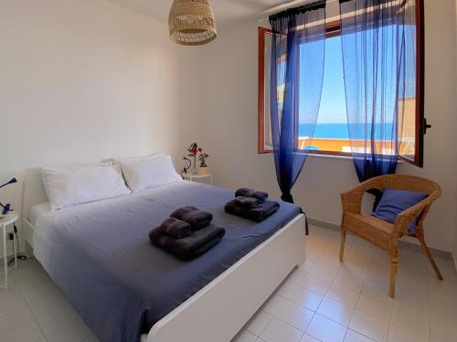 ein Schlafzimmer mit einem Bett mit Handtüchern darauf in der Unterkunft Jerry Beach house in Agnone Bagni