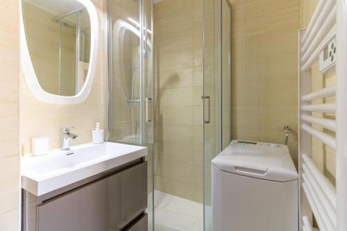 ein Badezimmer mit einem Waschbecken, einem WC und einem Spiegel in der Unterkunft SELECT'SO HOME - Résidence Le Levant - Services hôteliers & Prestations de qualité - LEV41 in Le Lavandou