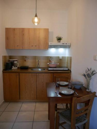 Η κουζίνα ή μικρή κουζίνα στο Chrysoula’s Welcoming Triple Room with Yard