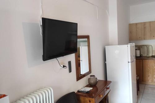 Η κουζίνα ή μικρή κουζίνα στο Chrysoula’s Welcoming Triple Room with Yard
